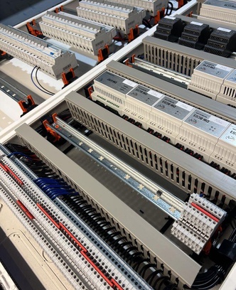 bb2bb8eb-e67e-405b-acb7-b8564fbde522-een beetje tegen de tijdsgeest in, maar zoals vaak zijn de onzichtbare zaken de belangrijkste_ een perfect uitgevoerde elektriciteitskast is een must voor een top installatie daar willen we bij watson&volts niet o.jpeg